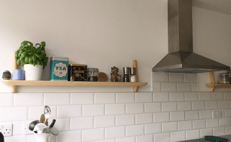 شلف دیواری آشپزخانه  با جلوه ای مینیمال